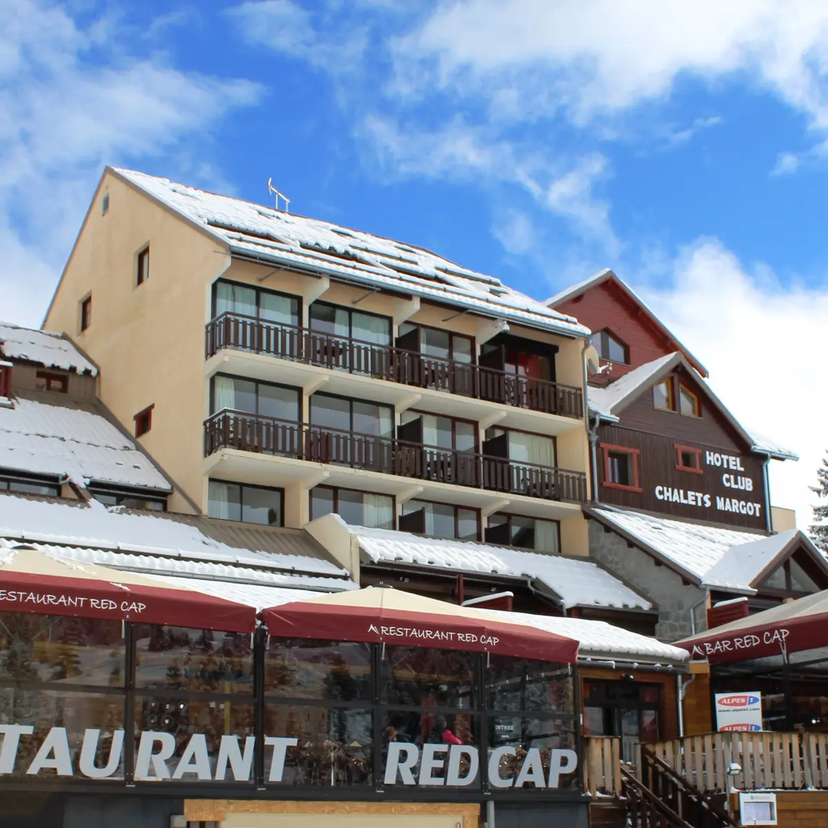 Le Red Cap Bar à face aux pistes de Superdévoluy, Dévoluy, Hautes-Alpes