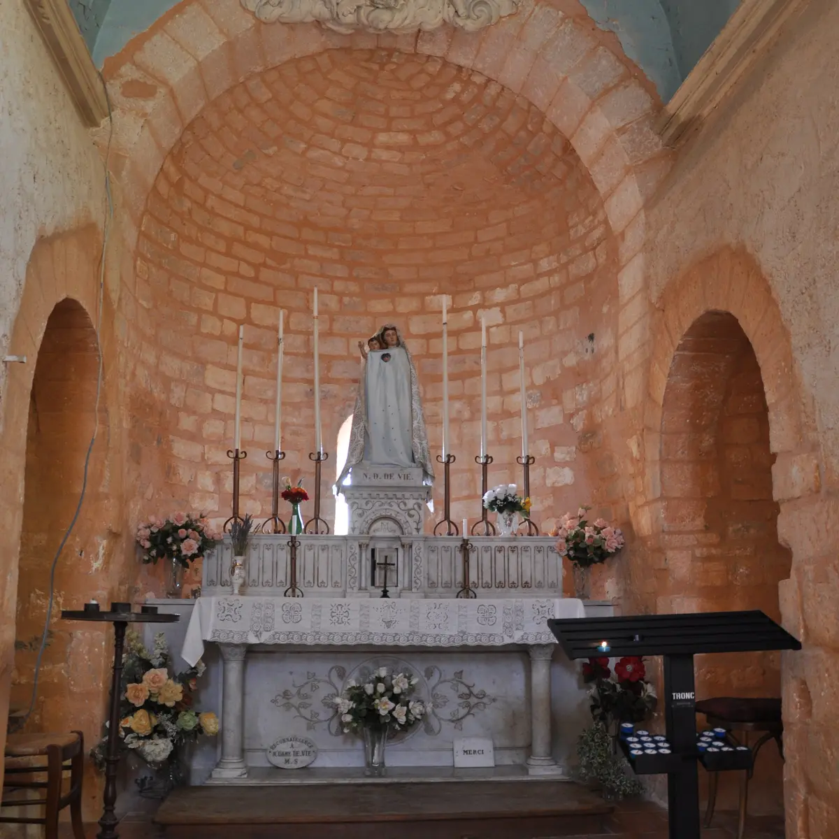 vue sur la nef et l'autel