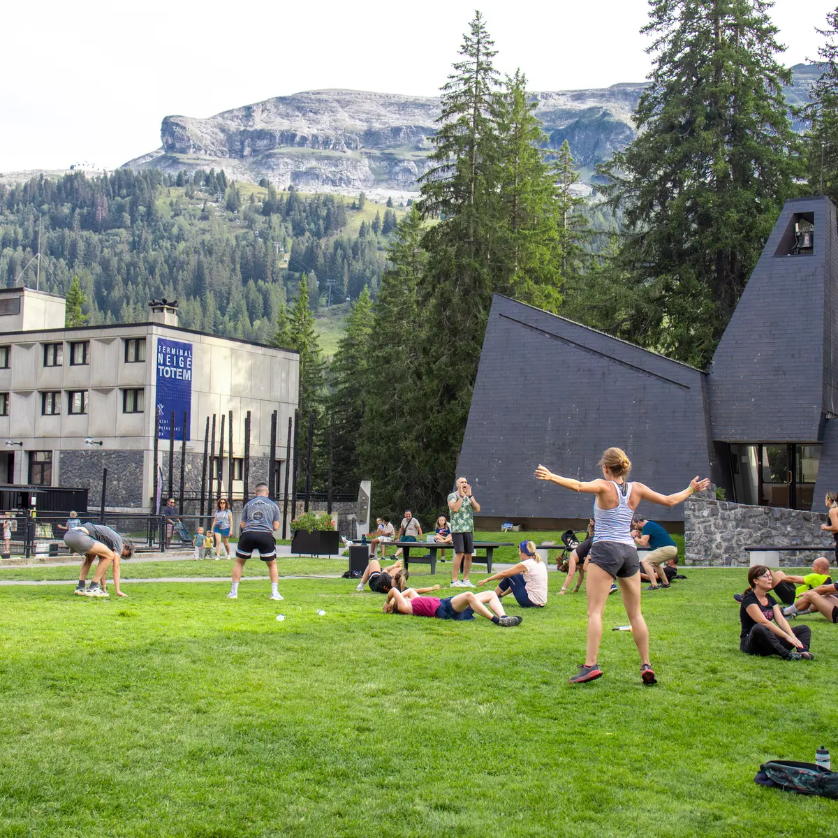 Groupe de personnes pendant le cours de cross training