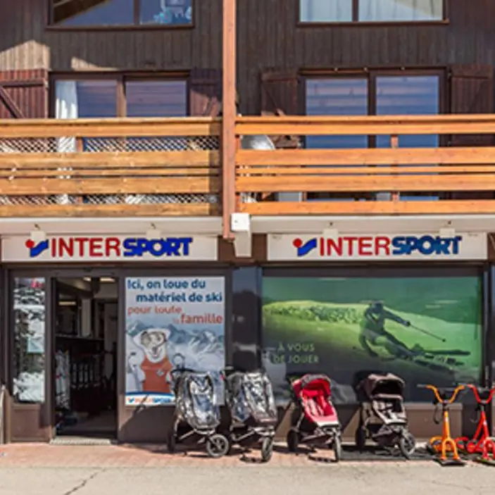 Magasin Intersport situé en bas de station
