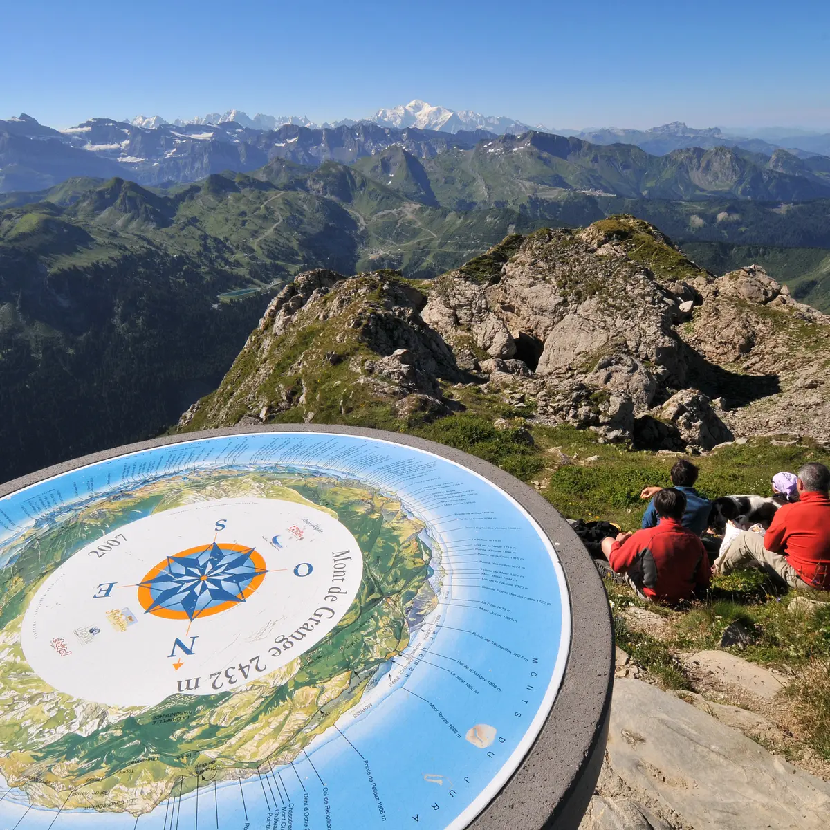 Table d'orientation et vue sur le Mont Blanc depuis le sommet