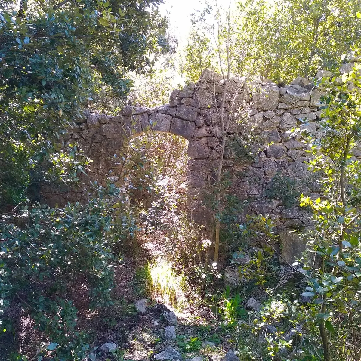 Vestige d'une arche en pierre