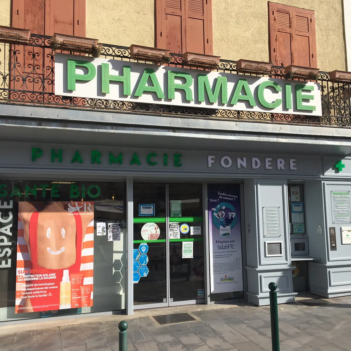La devanture ensoleillée de la pharmacie