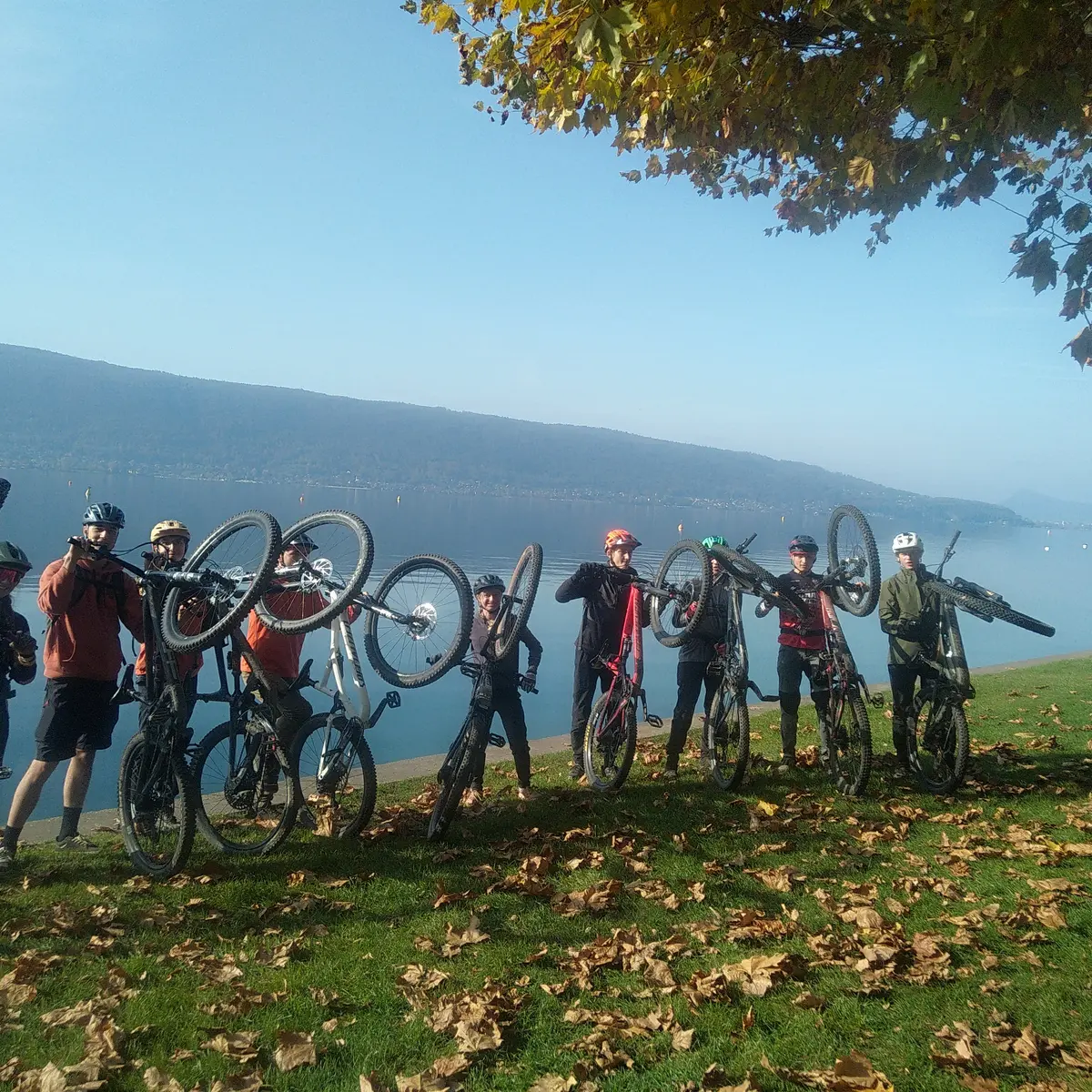 groupe de cyclistes prenant la pose devant le lac