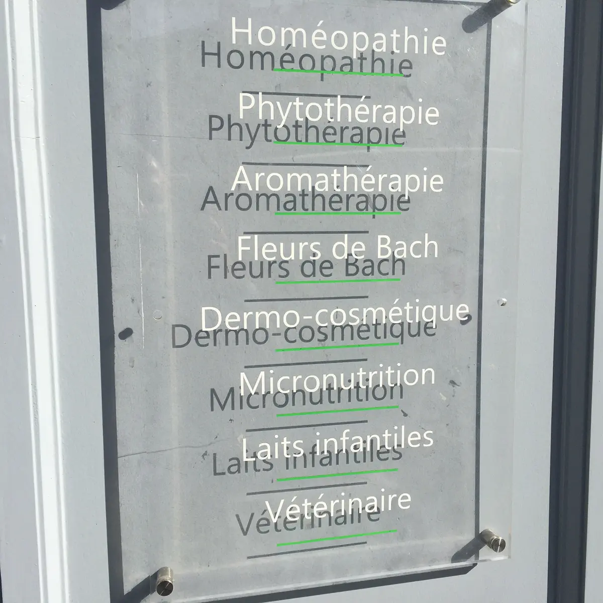 Plaque détaillant les prestations de la pharmacie