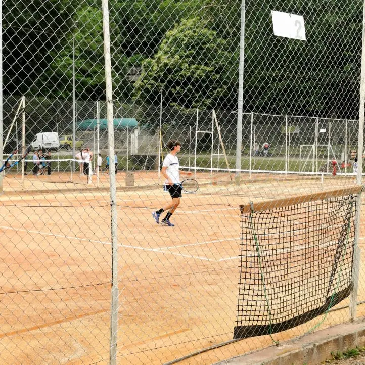 terrain de tennis en terre battue parc d'espagne à ax les thermes