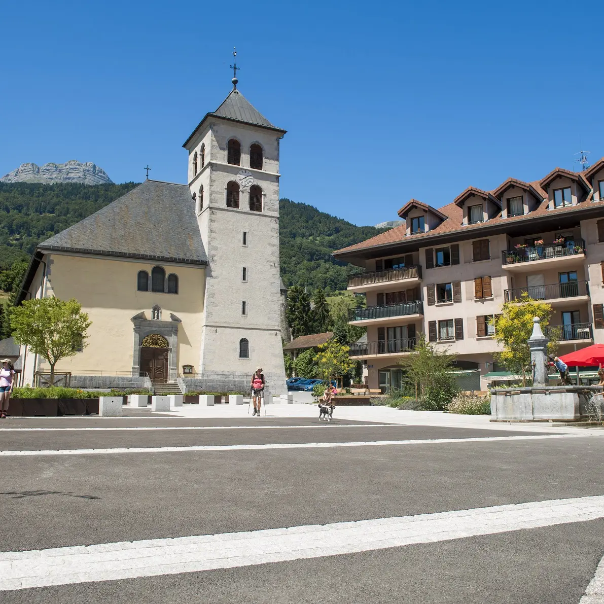 Place avec vue de l'église en fond