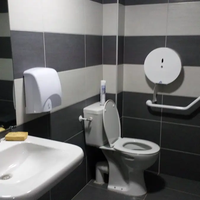 Toilettes de la salle des fêtes de Chabestan