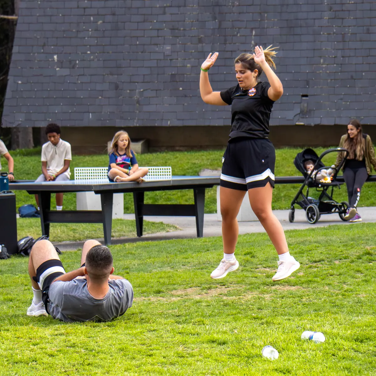 2 personnes faisant différents exercices