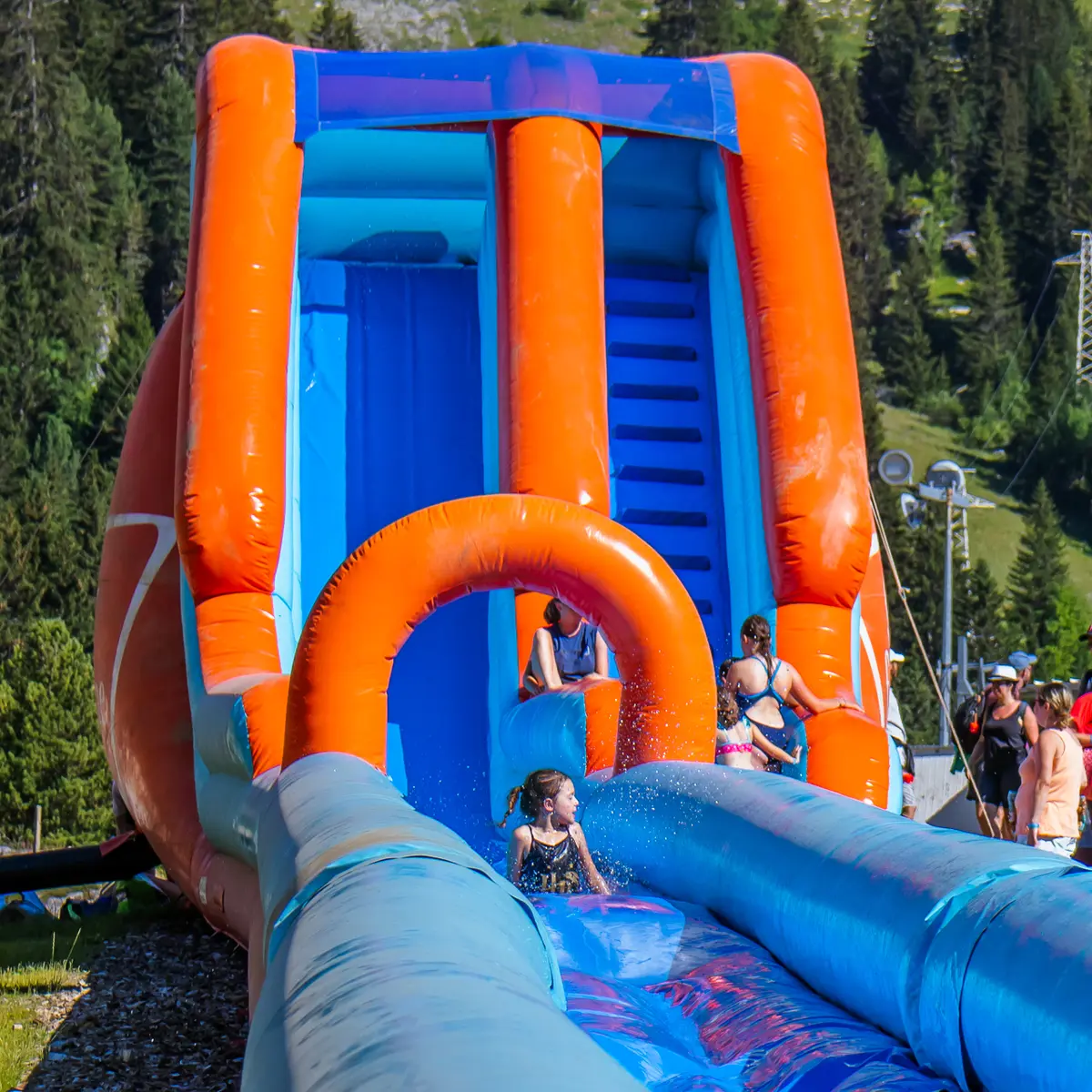 Une autre vue d'ensemble de la pentaglisse pour les tout-petits