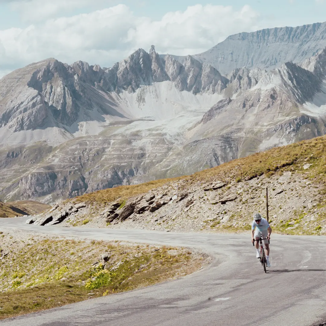 Cycliste dans le col de l'Iseran