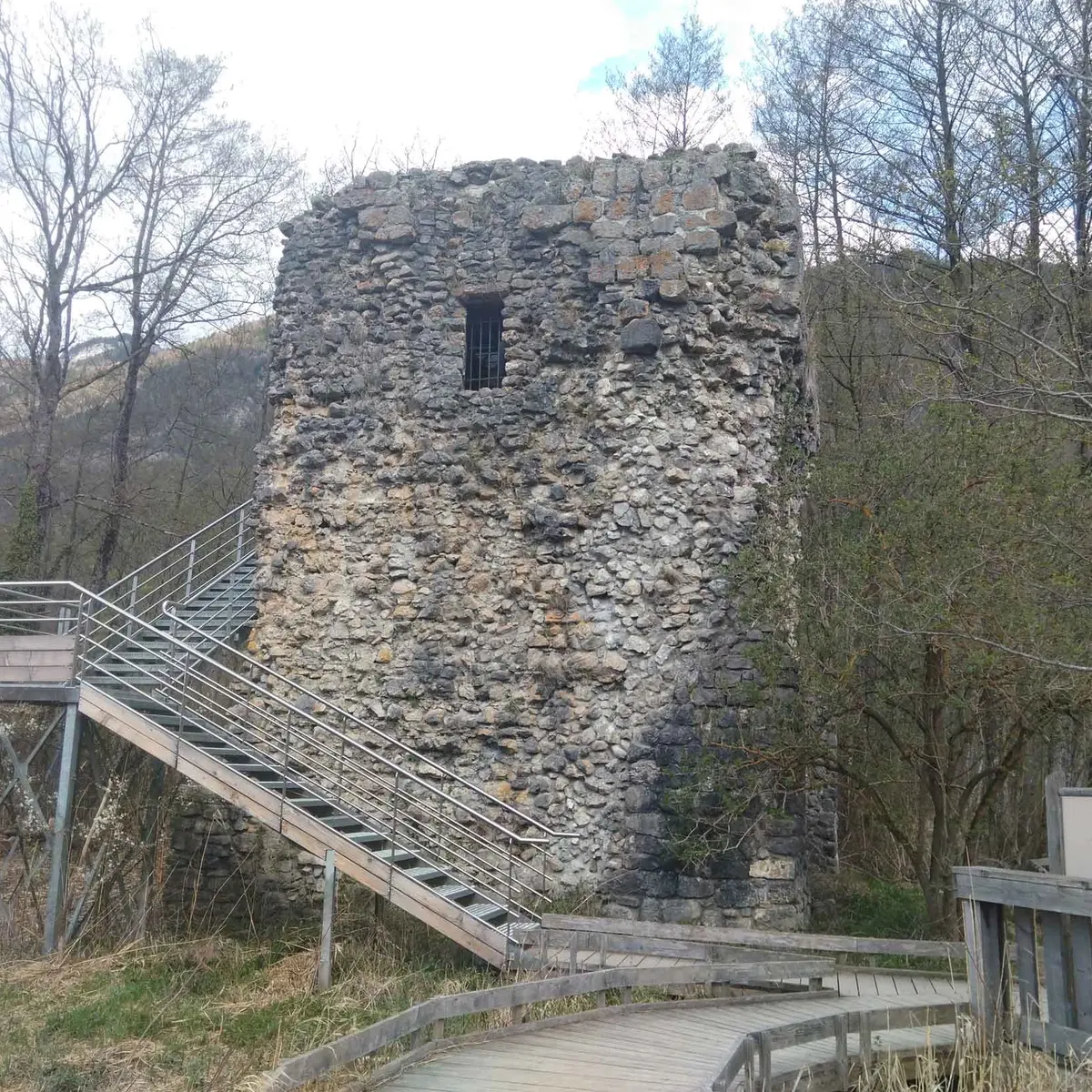 Tour de Beauvivier datant du Moyen-Age
