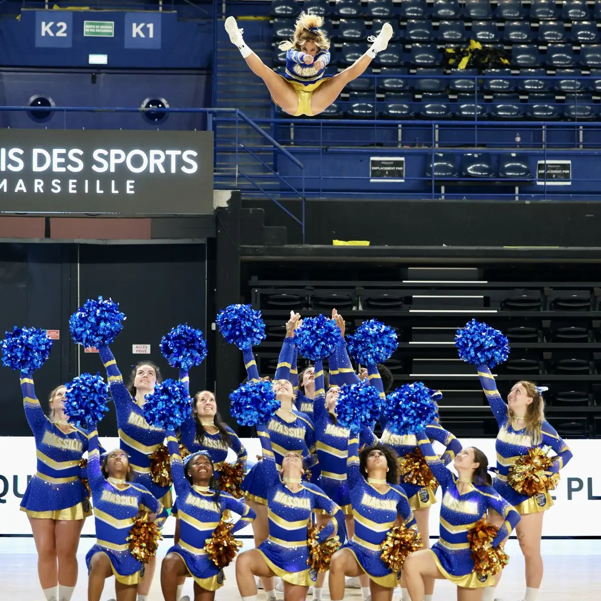 groupe et une athlète lancée en l'air