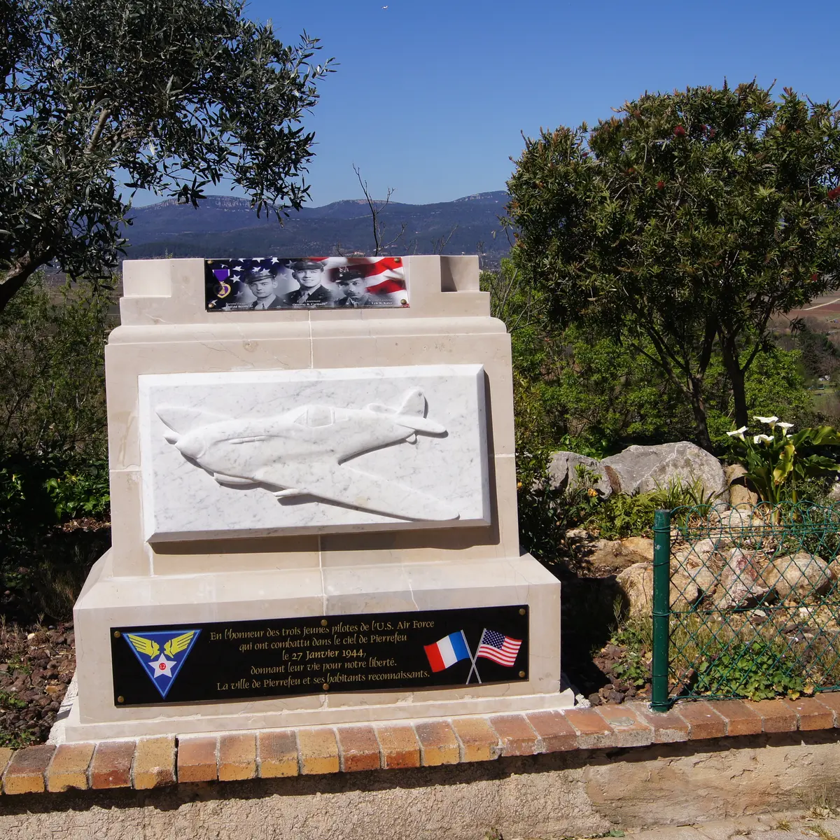 Stèle en hommage aux trois pilotes américains