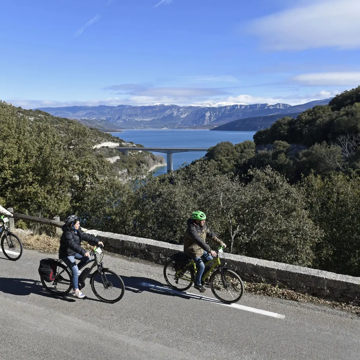 Cyclistes avec en arrière plan le Verdon et ses collines environnantes