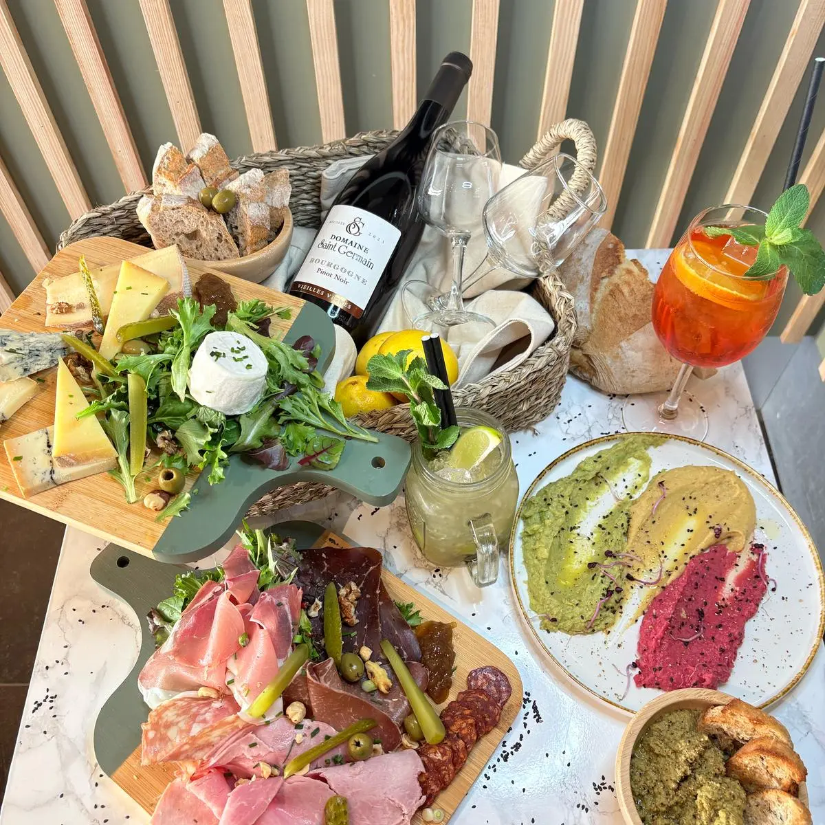 Plateau de charcuterie, trio de houmous, tapenade maison, guacamole en tapas