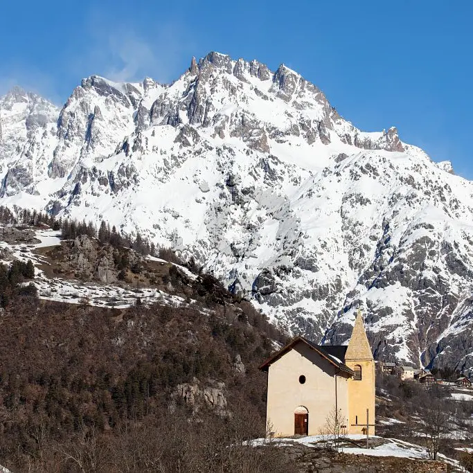 Chapelle Saint Romain et tempête de vent vers le massif des Agneaux.