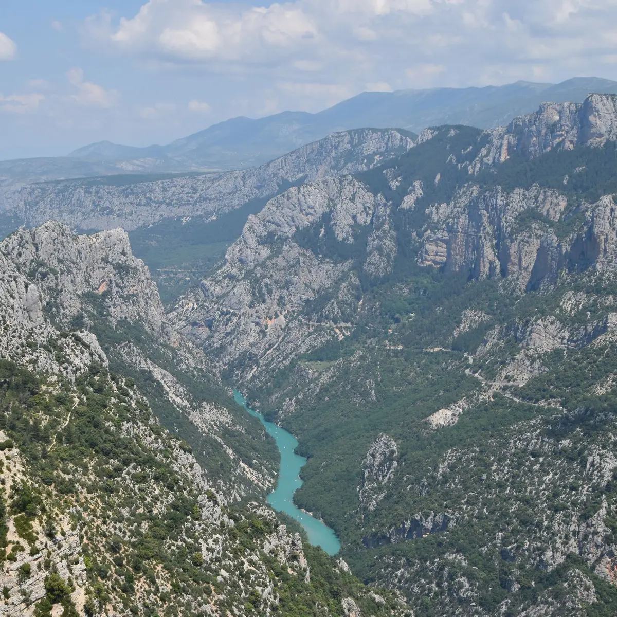 Vue aérienne des gorges du Verdon avec ses collines rocheuses parsemées de végétation