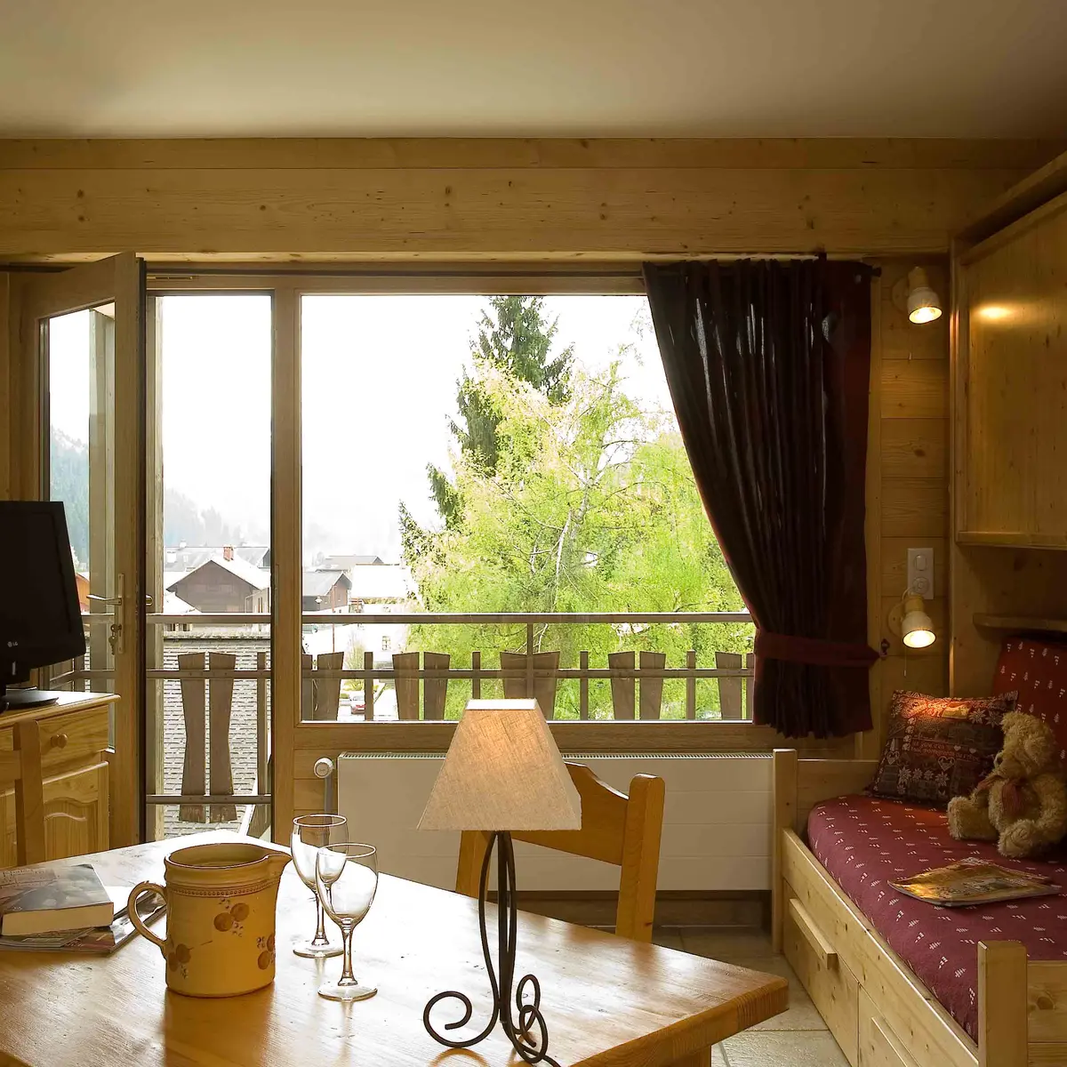 Séjour avec canapé et télévision, salle à manger/Living room with a sofa and a television, dining room-Forclaz A n°b1-Le Grand-Bornand