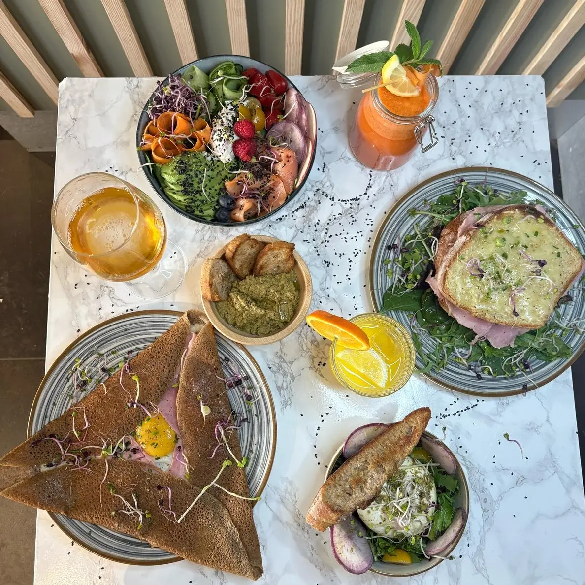 Crêpes salées, croques truffés et salades... Service non stop 9h 22h