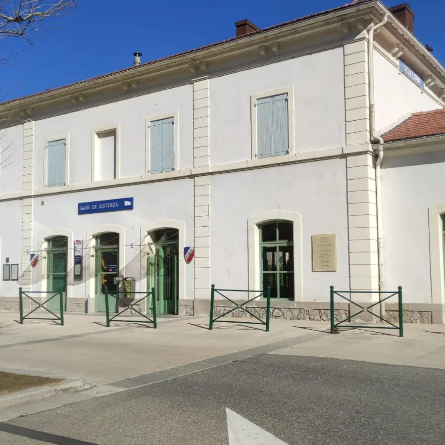 Esplanade devant la gare SNCF de Sisteron