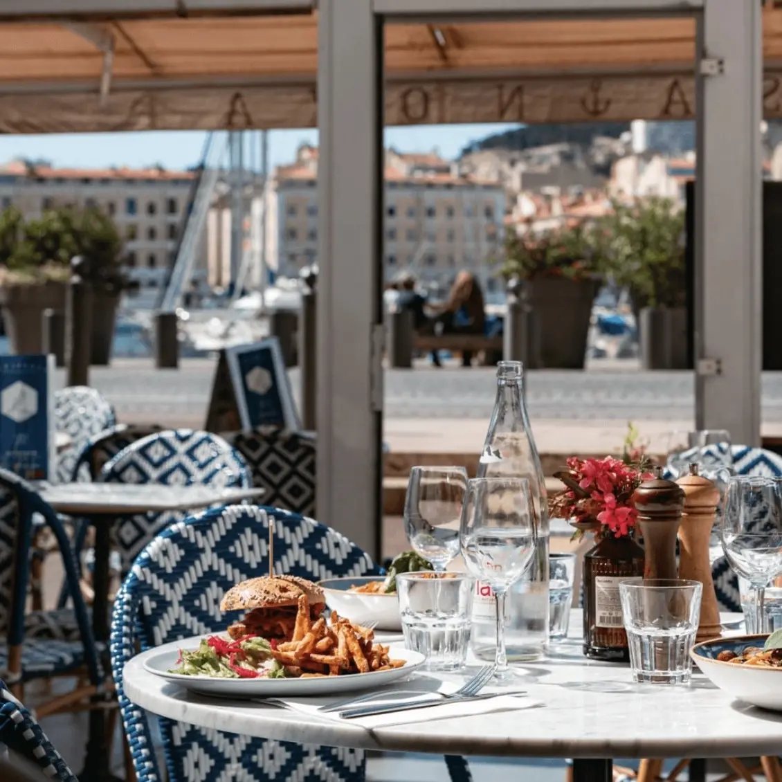 table dressée avec plats