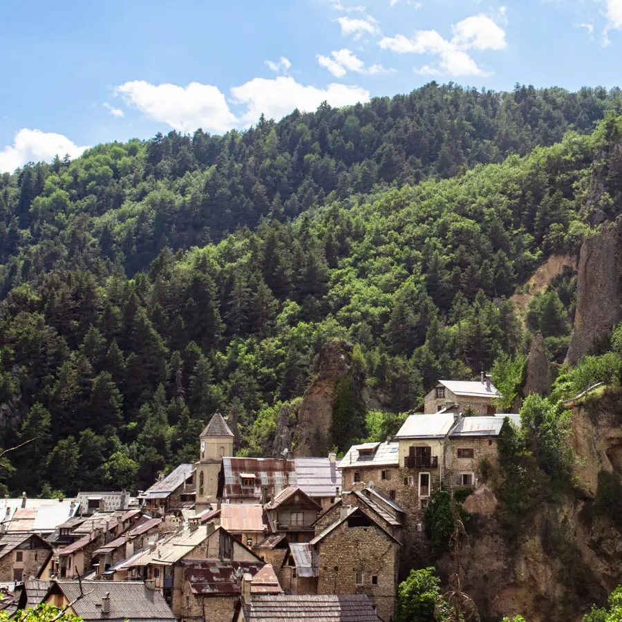 vue sur le village et les demoiselles de Péone