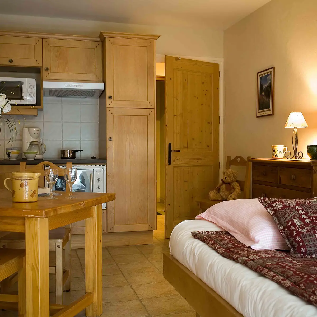 Séjour avec lit double, salle à manger et cuisine/Living room with a double bed, dining room and kitchen-Forclaz A n°b1-Le Grand-Bornand