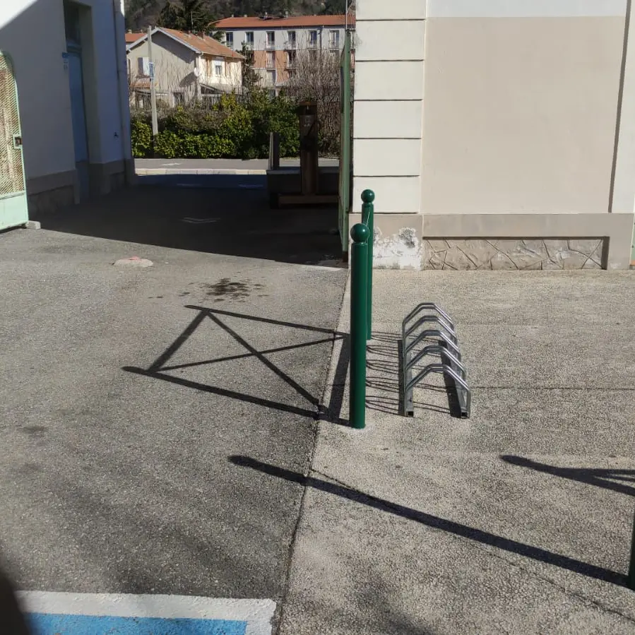 Rack à vélo devant la gare SNCF de Sisteron