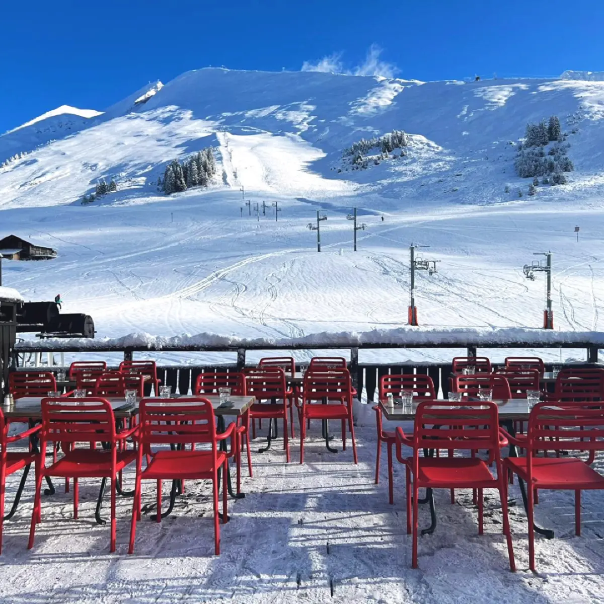Vue sur les pistes du Choucas depuis la terrasse du restaurant