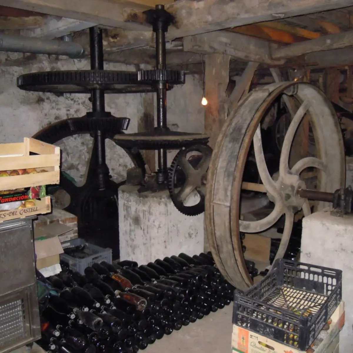 Intérieur du Moulin et réserve de cidre...