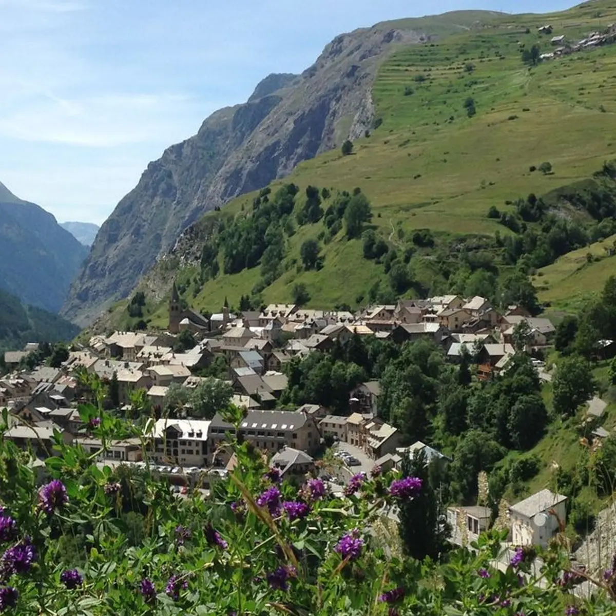 Le village de La Grave sous le soleil
