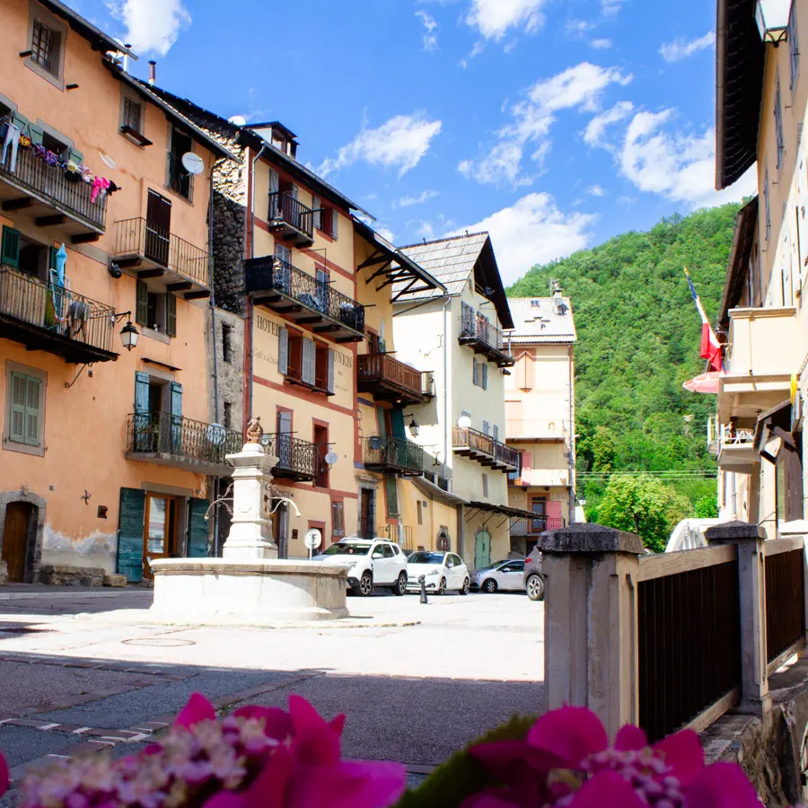 place du village et fontaine