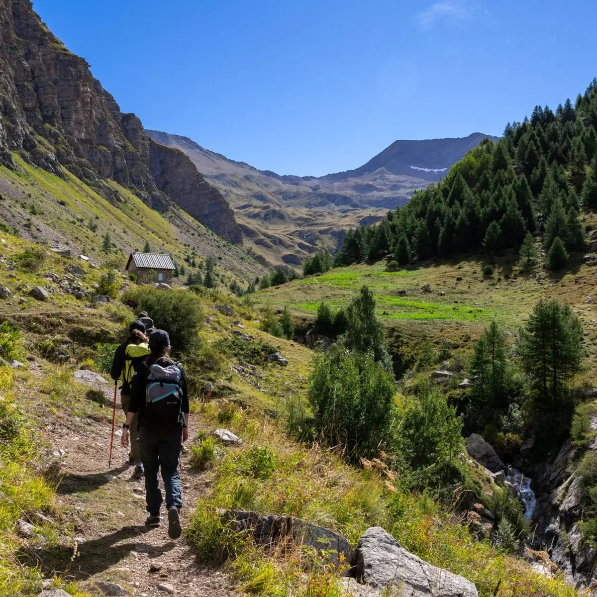 Randonneurs en direction de la cabane du Pré d'Antoni