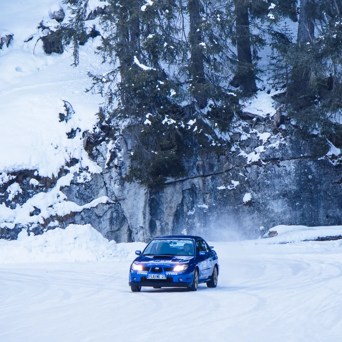 Subaru roulant sur le circuit de glace