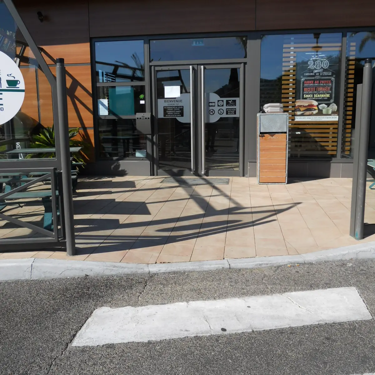 Entrée de l'établissement