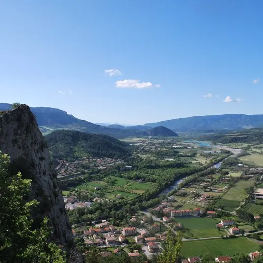 Le Rocher Pointu avec vue sur Serres