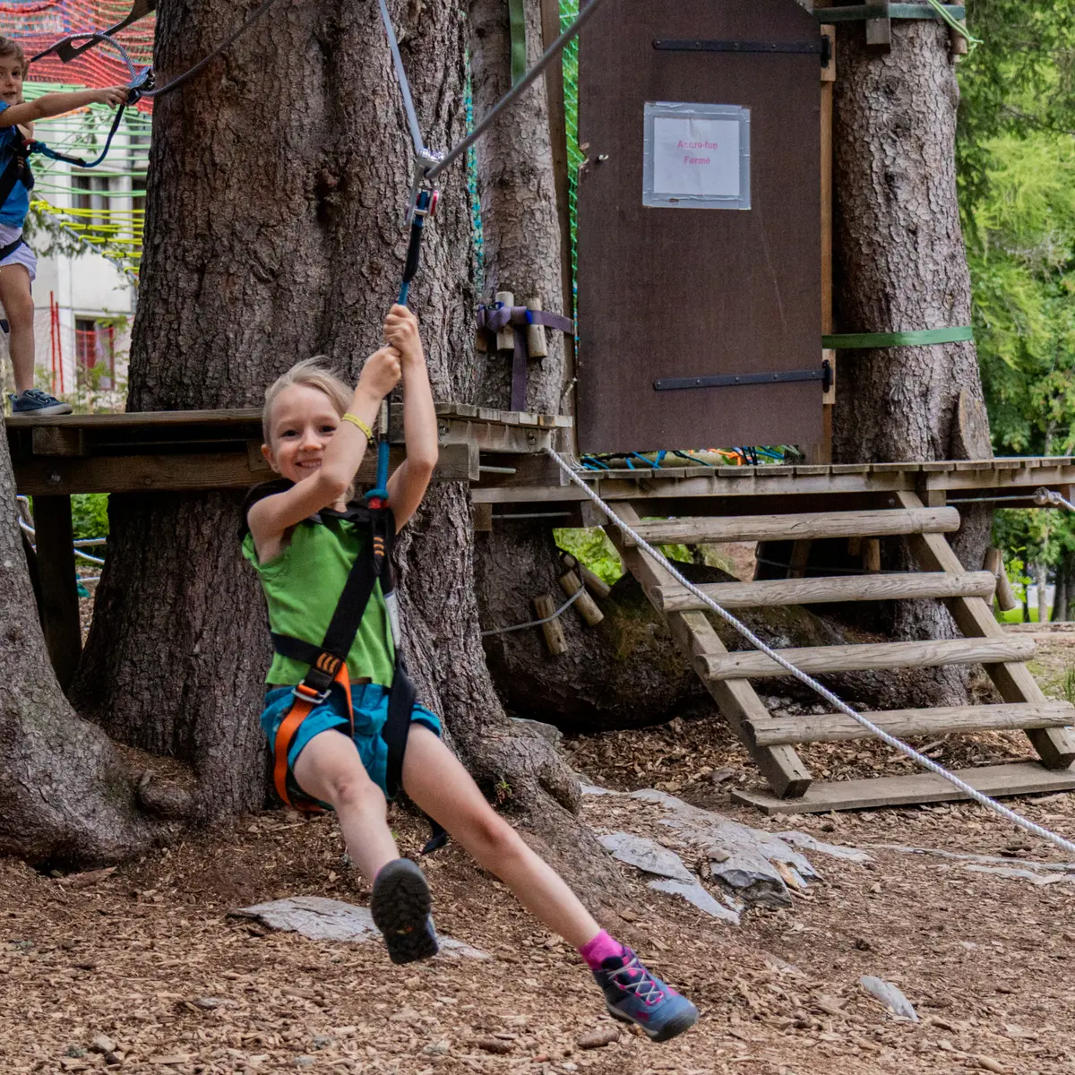 Fillette sur la petite tyrolienne