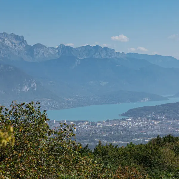 Vue sur la Tournette et le lac d'Annecy depuis la Mandallaz