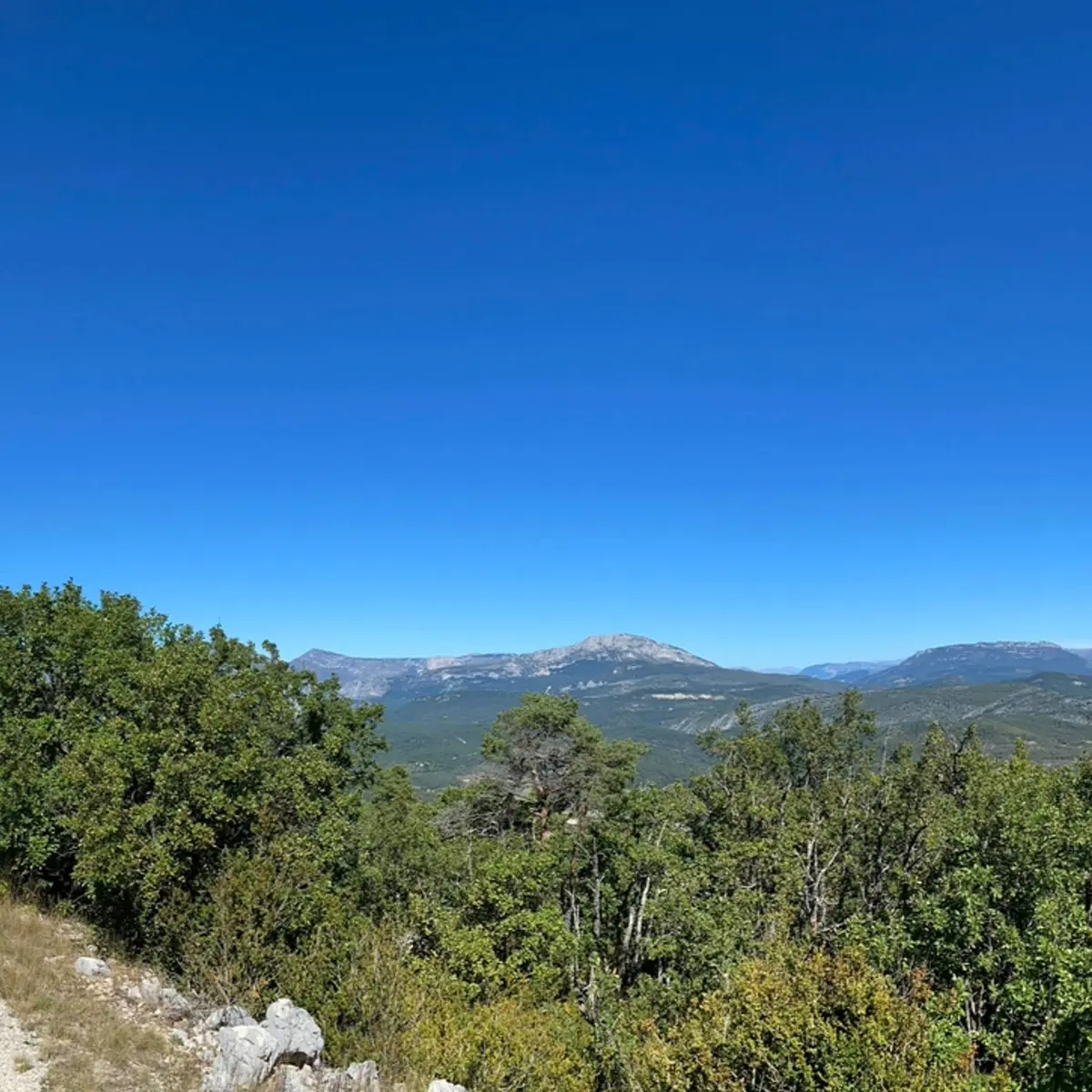 Vue panoramique sur reliefs varois