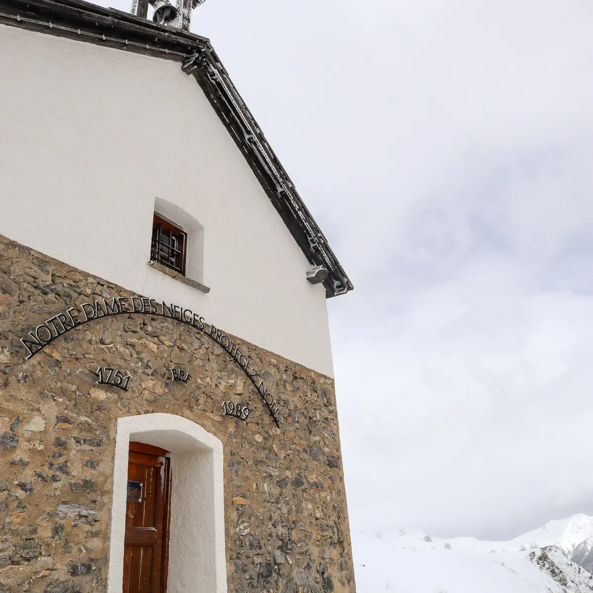 Façade de Notre Dame des neiges en hiver
