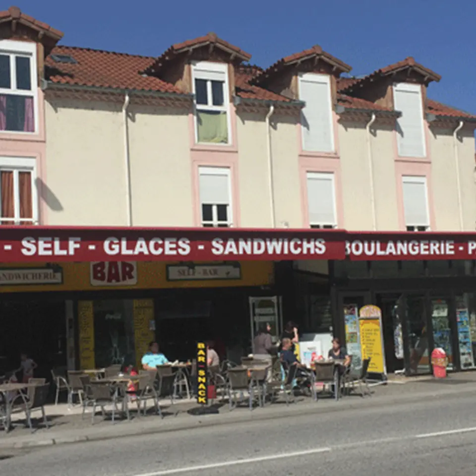 La devanture ensoleillée de la boulangerie Valro