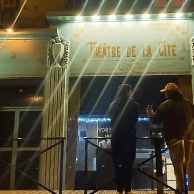 Extérieur de nuit.
