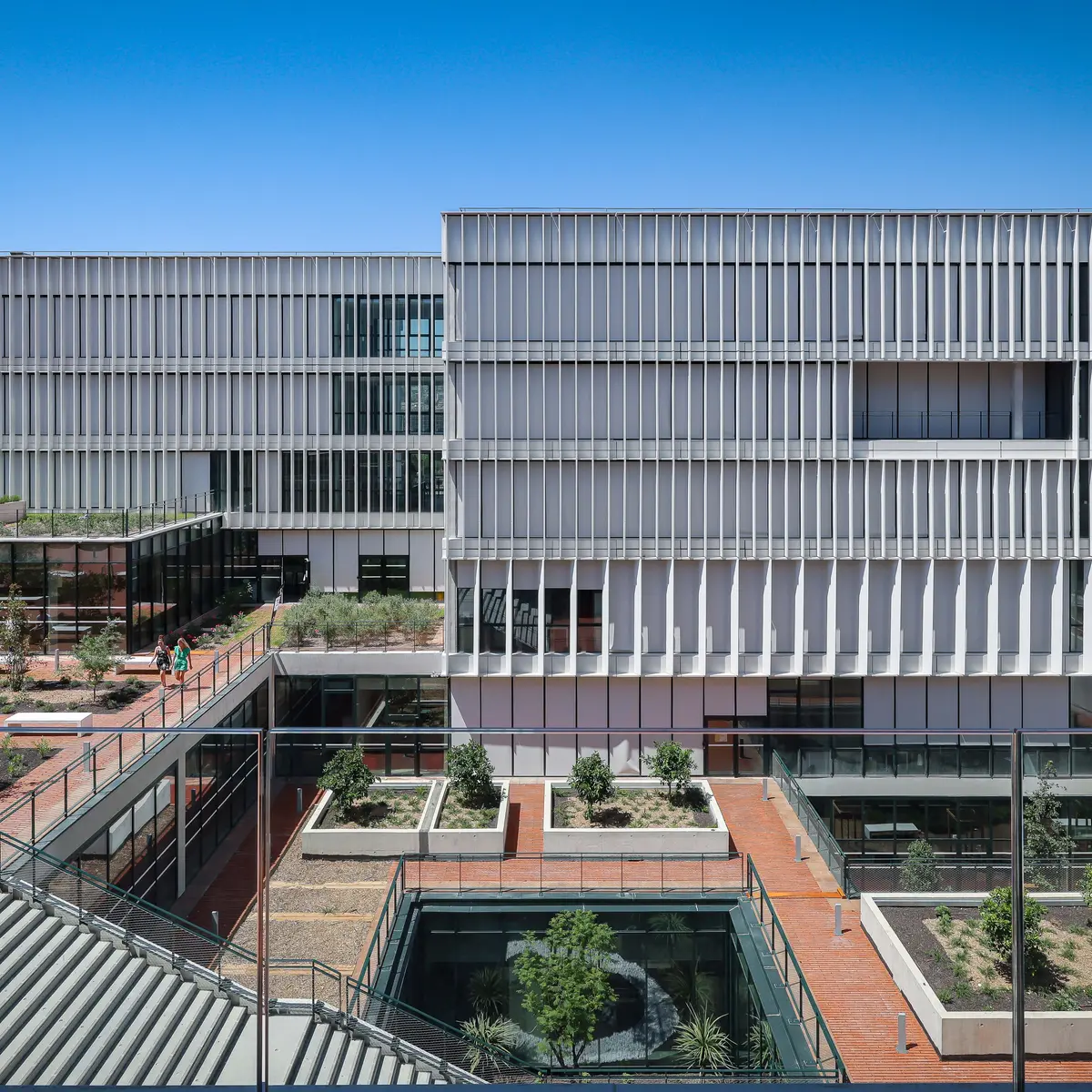 Des espaces verts centraux complètent les espaces intérieurs