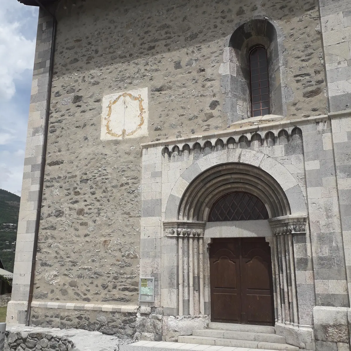 Cadran solaire situé sur la façade sud de l'église de Villard-Saint-Pancrace - Izoard