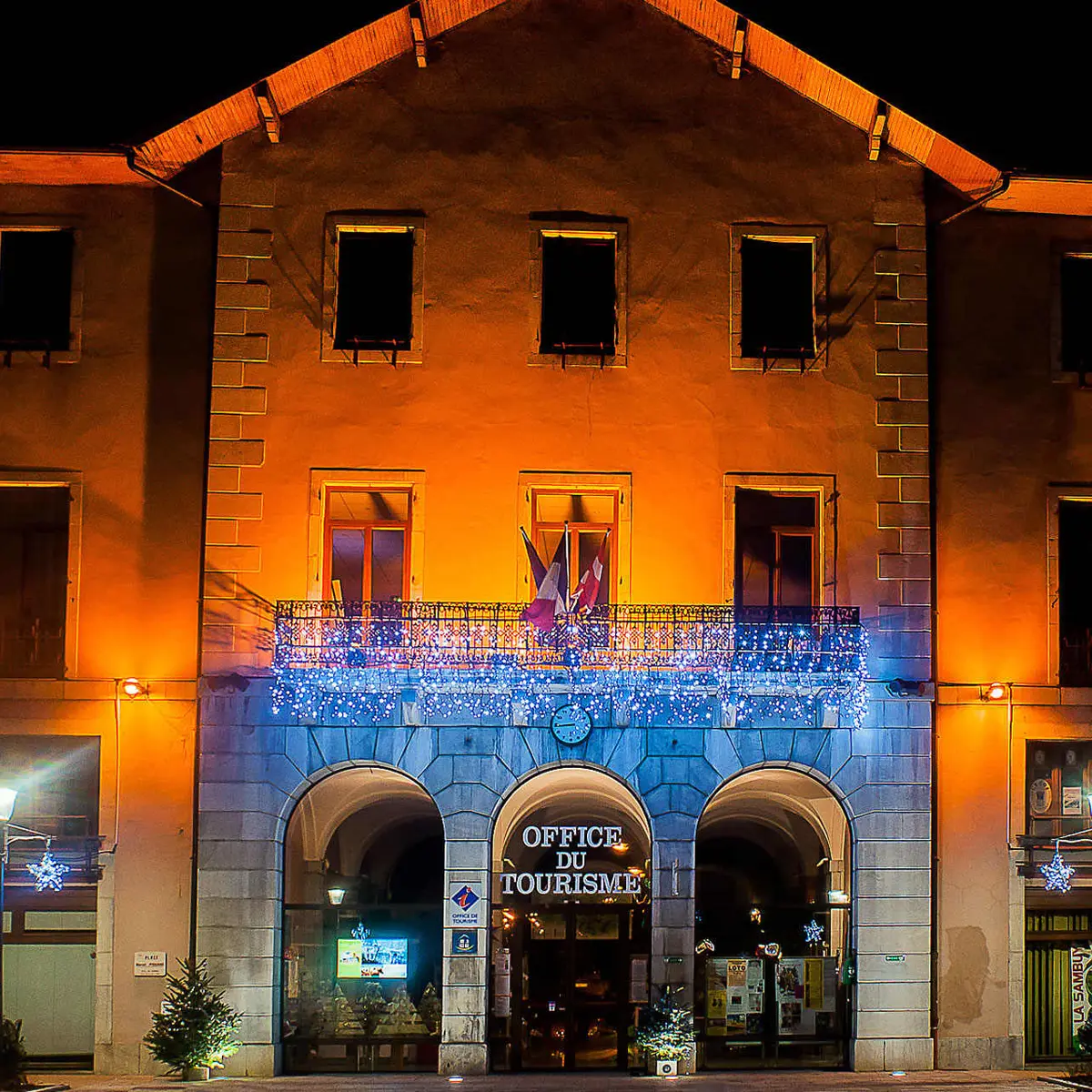 Façade de l'Office de Tourisme décoration de Noël