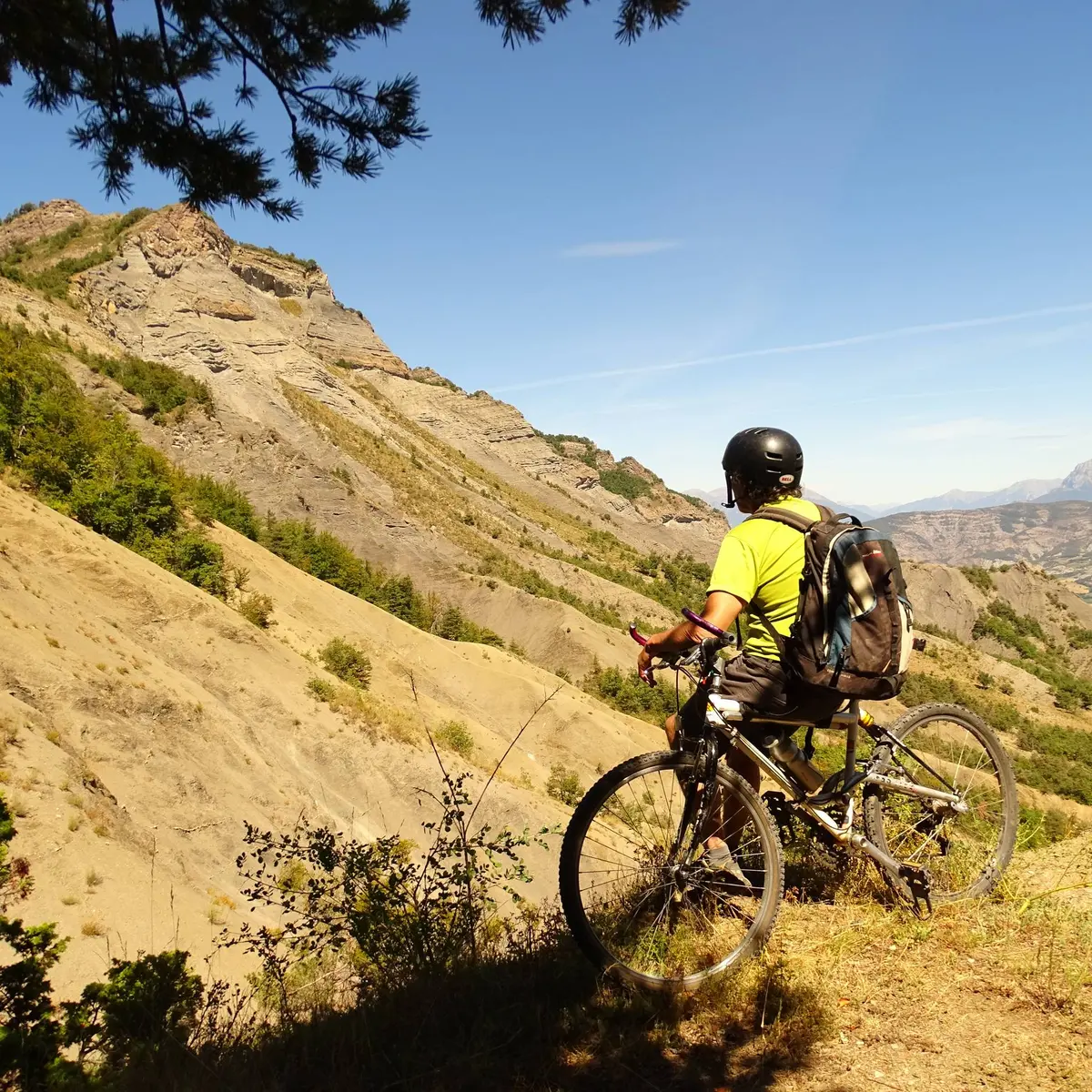 De beaux paysages de moyenne montagne