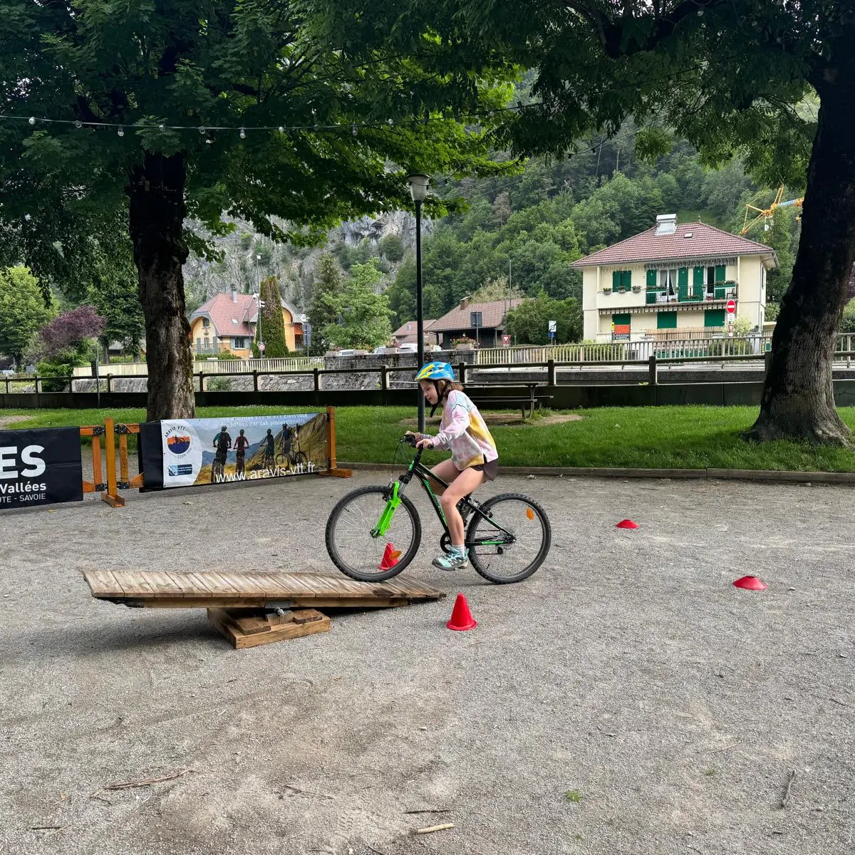 enfant à vélo sur une zone de maniabilité