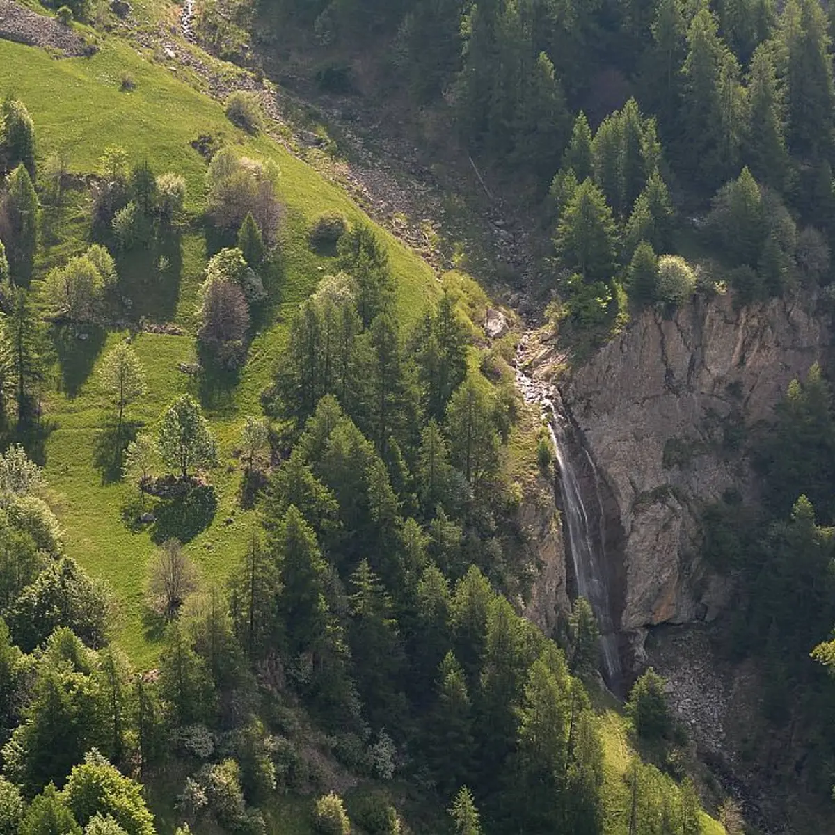 La cascade de la Pissarotte vue de la rive droite du Réallon