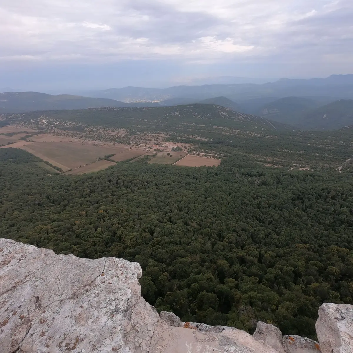 Vue panoramique sur les massifs forestiers et un temps nuageux